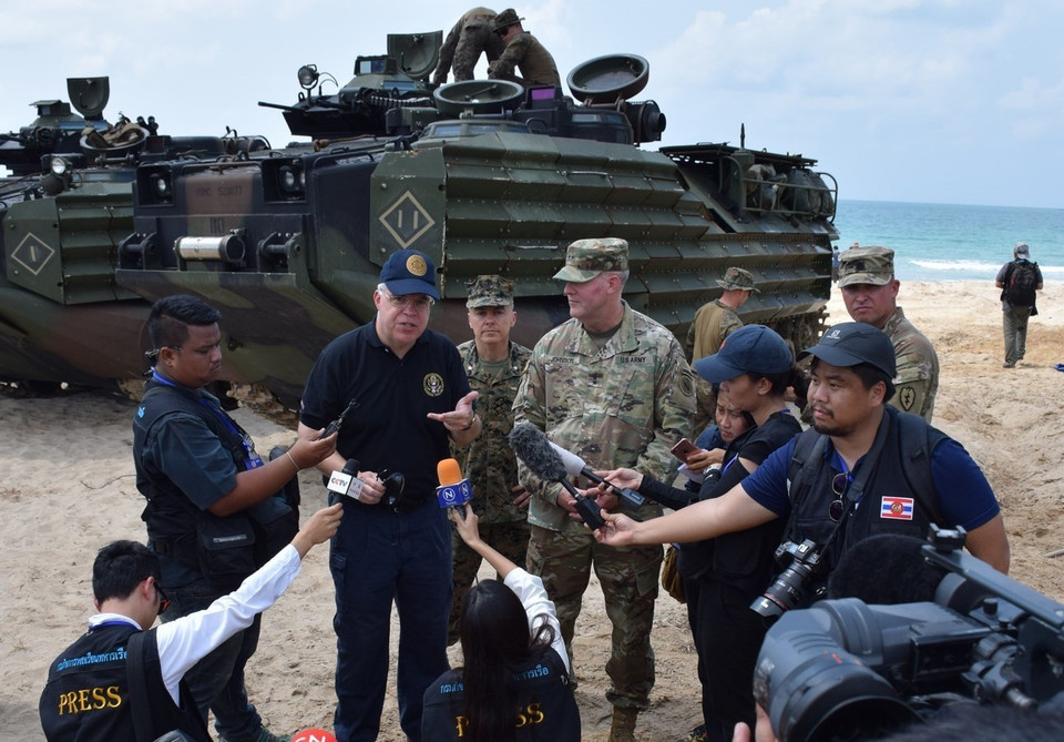  Đại biện lâm thời Đại sứ quán Mỹ tại Thái Lan Peter Haymond trả lời báo chí. (Ảnh: Sơn Nam/TTXVN)