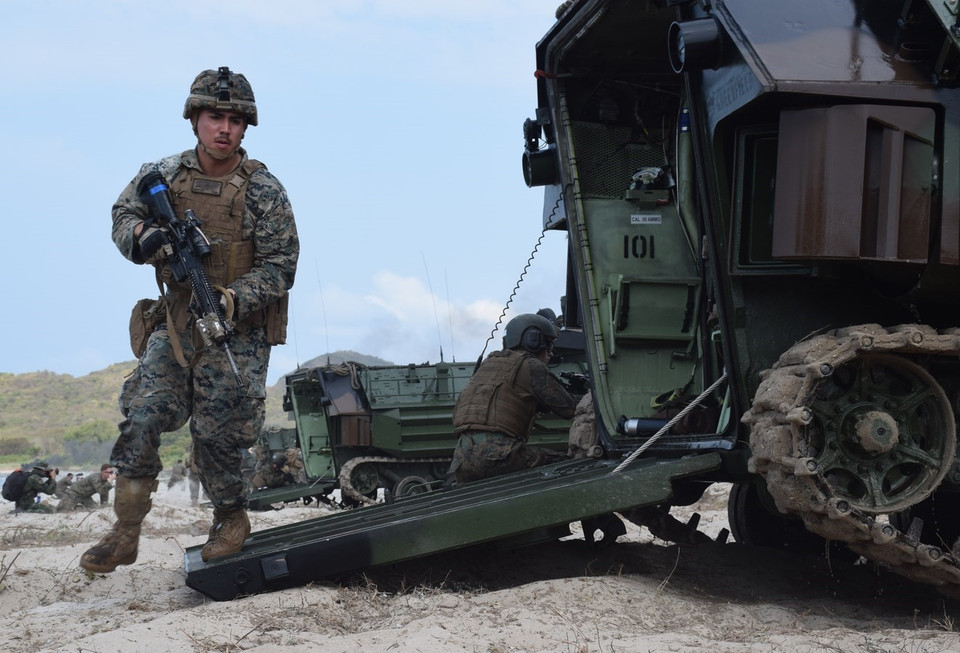 Lính thủy đánh bộ Mỹ ra khỏi xe chở quân. (Ảnh: Sơn Nam/TTXVN)