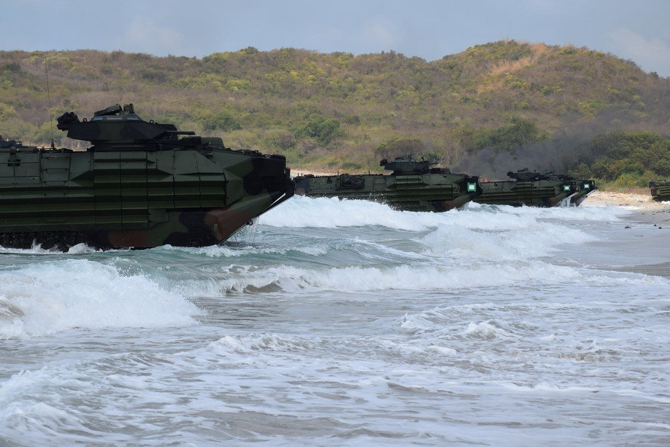 Diễn tập đổ bộ cơ giới.(Ảnh: Sơn Nam/TTXVN)