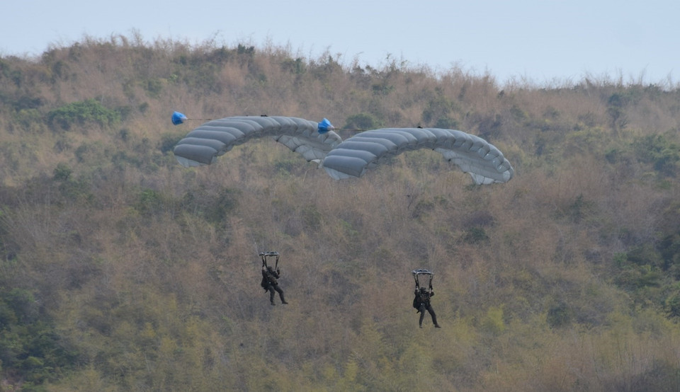 Lính dù Mỹ đổ bộ. (Ảnh: Sơn Nam/TTXVN)