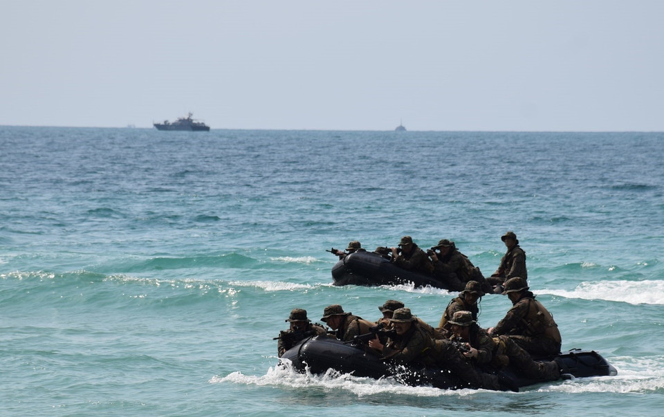 Xuồng cao tốc chở đặc nhiệm Thái Lan đổ bộ. (Ảnh: Sơn Nam/TTXVN)