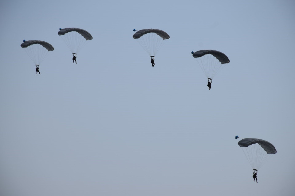 Lính dù Mỹ đổ bộ đường không. (Ảnh: Sơn Nam/TTXVN)