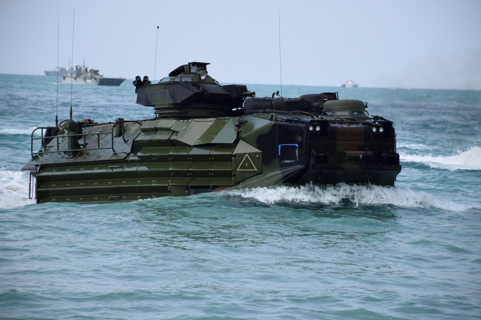 Xe lội nước chở quân đổ bộ. (Ảnh: Sơn Nam/TTXVN)