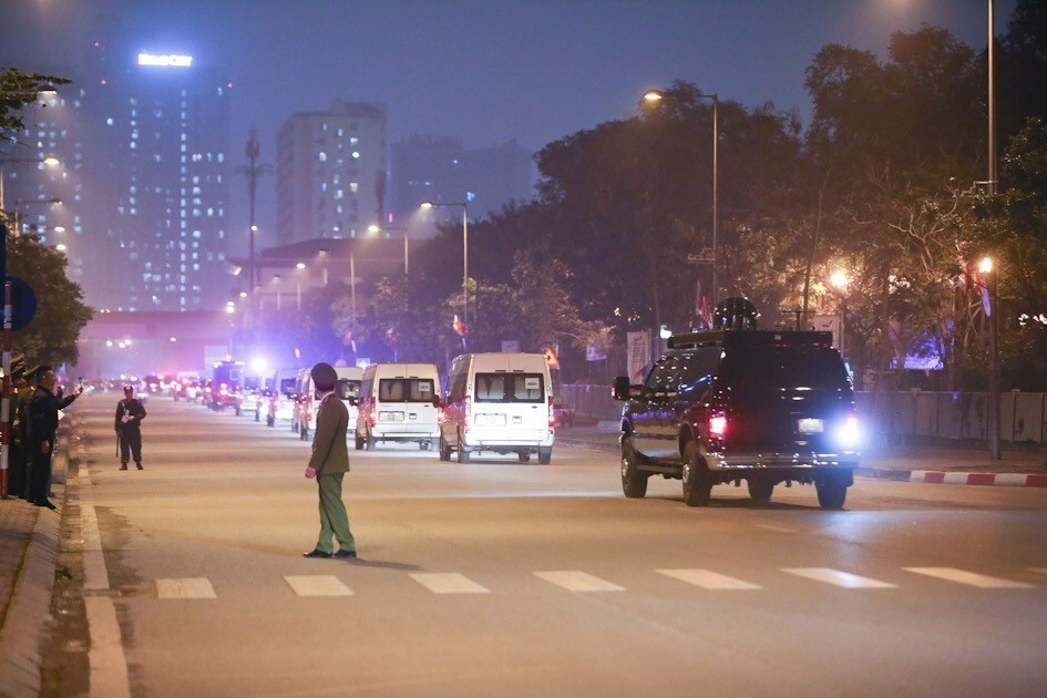 Đoàn xe hộ tống Tổng thống Mỹ rời khách sạn Marriot JW vào lúc 18h40’ để lên sân bay Nội Bài. (Ảnh: Trọng Đạt/TTXVN)