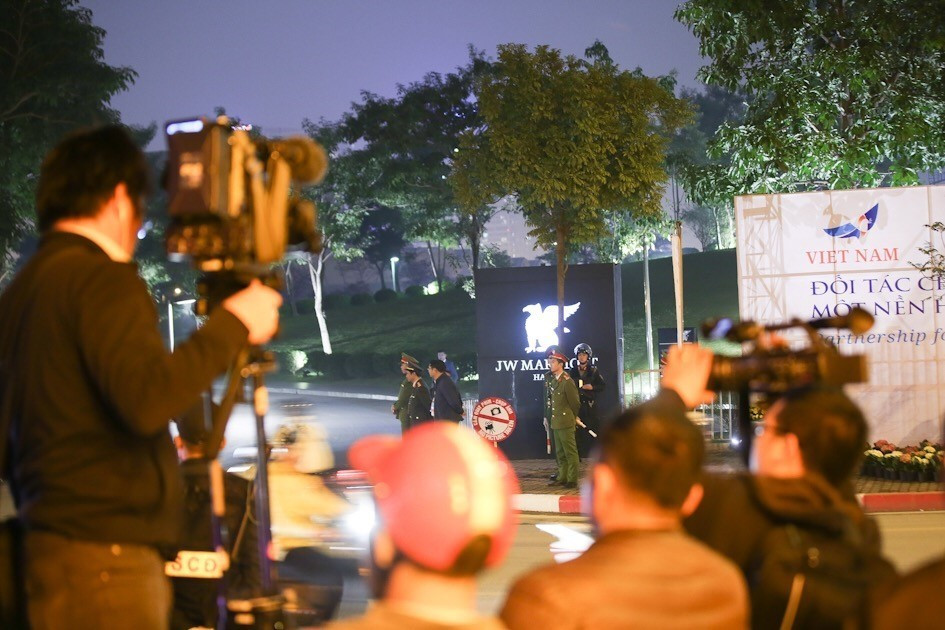 Rất đông người dân và phóng viên trong nước, quốc tế có mặt tại phía trước khách sạn Marriot JW. (Ảnh: Trọng Đạt/TTXVN)