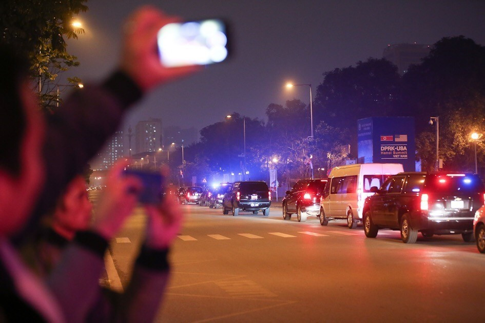 Đoàn xe hộ tống của Tổng thống Mỹ rời khách sạn Marriot JW đi sân bay Nội Bài lúc 18h40. (Ảnh: Trọng Đạt/TTXVN)