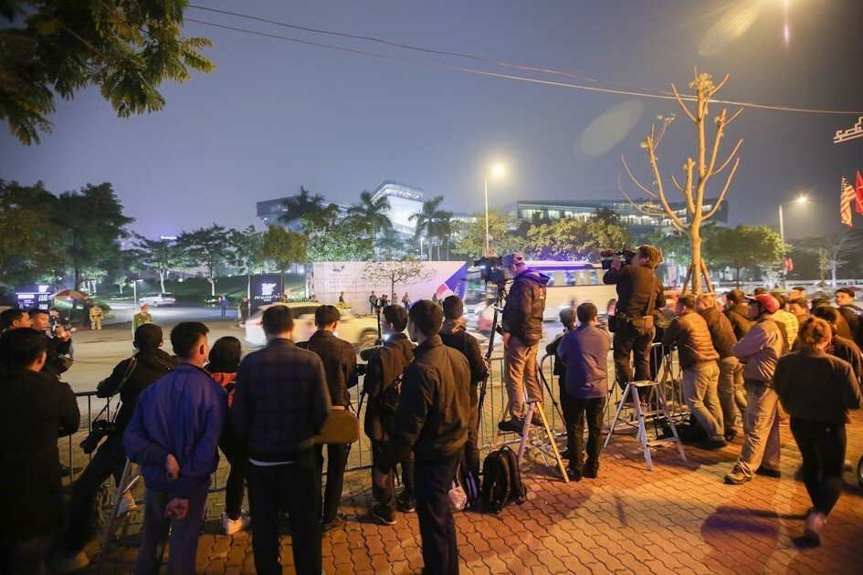 Rất đông người dân và phóng viên trong nước, quốc tế có mặt để tác nghiệp tại phía trước khách sạn Marriot JW. (Ảnh: Trọng Đạt/TTXVN)