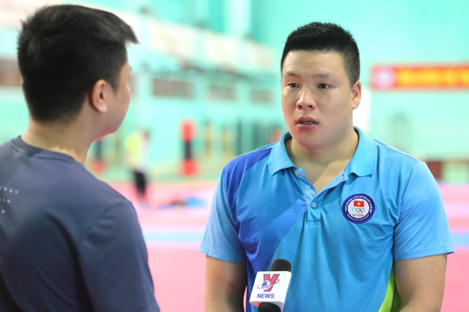Vận động viên Nguyễn Văn Trí, nhà vô địch Pencak silat ASIAD 18 trả lời phỏng vấn sau quãng thời gian nghỉ vì dịch. (Ảnh: Thành Đạt/TTXVN)