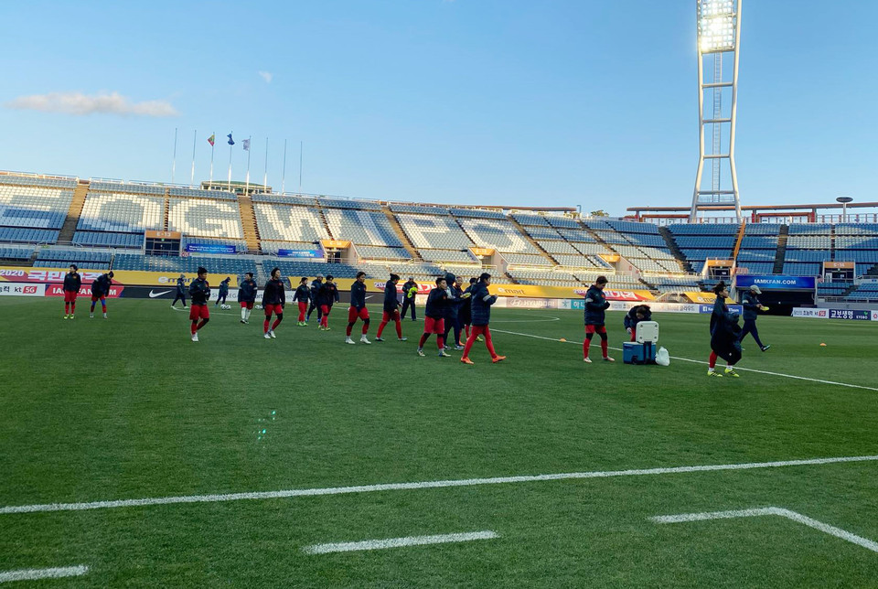 Đội tuyển nữa Việt Nam đã có khoảng 1 tiếng đồng hồ tập luyện trên sân. (Nguồn: VFF)