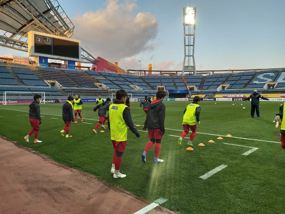 Trước khi bước vào tập luyện, các cầu thủ tiến hành thực hiện rất kỹ các bài khởi động. (Nguồn: VFF)