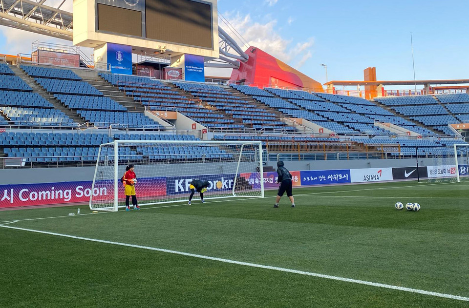 Các thủ môn của tuyển nữ Việt Nam tập luyện cùng trợ lý Kim Hồng. (Nguồn: VFF)