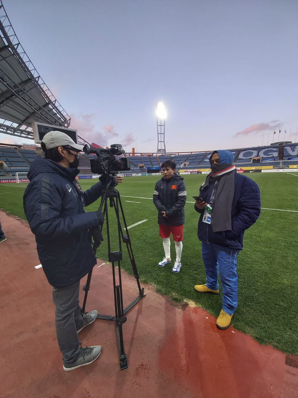 Tuyết Dung trả lời phỏng vấn của AFC sau buổi tập. (Nguồn: VFF)