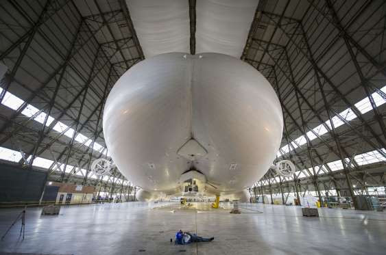 Chiếc máy bay lớn nhất thế giới Airlander 10 ở Bedfordshire, Anh. (Nguồn: REX)