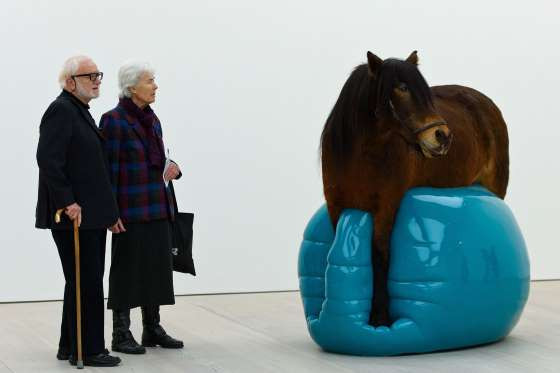 Tác phẩm điêu khắc 'Moje Sabz' của nghệ sỹ Soheila Sokhanvari tại triển lãm 'Champagne Life' được tổ chức tại Gallery Saatchi ở London, tại Anh. (Nguồn: Getty)