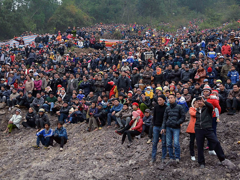 Đồng bào các dân tộc đến xem lễ hội. (Ảnh: Công Luật/TTXVN)