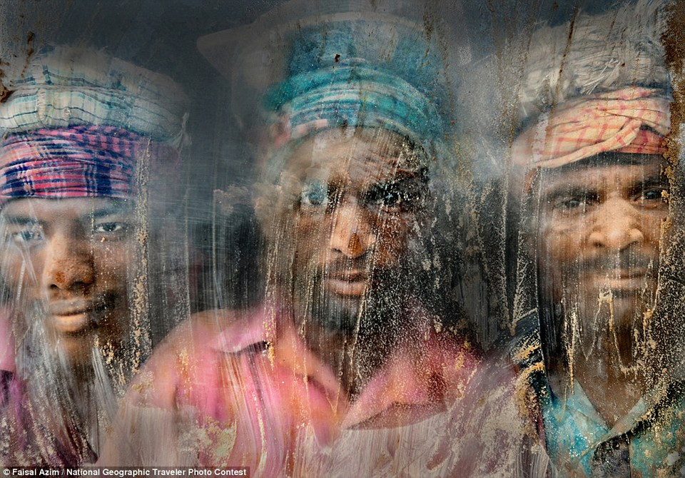 Bức ảnh đoạt giải nhì miêu tả gương mặt đầy bụi và cát của ba người thợ ở Chittagong, Bangladesh. (Nguồn: Faisal Azim)