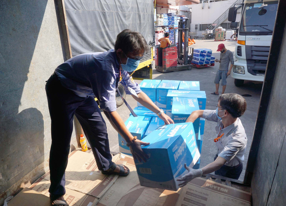 Sài Gòn Co.op cung cấp các sản phẩm thiết yếu và đồ dùng gia phục vụ người trong khu cách ly. (Ảnh: Thanh Vũ-Tuyết Thư/TTXVN)