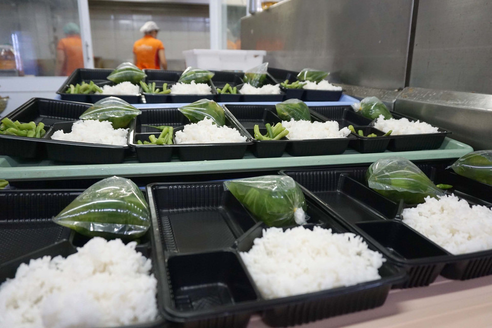 Những suất cơm, canh đủ dinh dưỡng, đảm bảo an toàn thực phẩm được các nhân viên Sài Gòn Co.op chuẩn bị phục vụ người dân trong khu cách ly. (Ảnh: Thanh Vũ-Tuyết Thư/TTXVN)