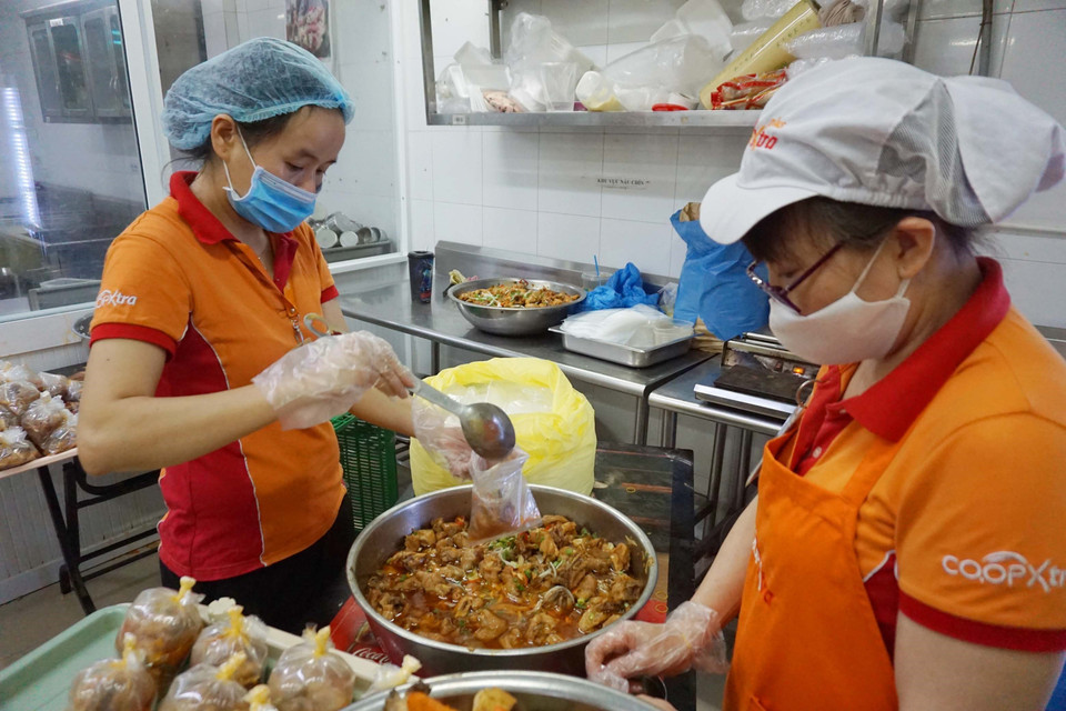 Mỗi ngày, Liên hiệp Hợp tác xã Thương mại Thành phố Hồ Chí Minh (Saigon Co.op) phối hợp cùng các đơn vị đối tác cung cấp hơn 30.000 suất ăn/ngày cho người dân tại các khu cách ly trên địa bàn thành phố. (Ảnh: Thanh Vũ-Tuyết Thư/TTXVN)