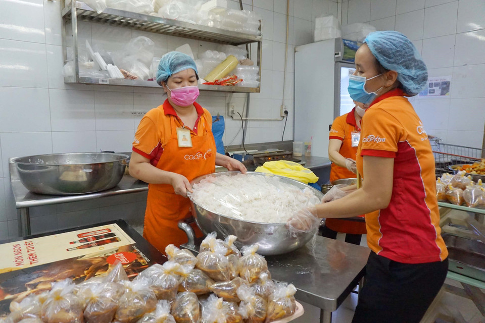 Các suất ăn đều đảm bảo đầy đủ chất dinh dưỡng, an toàn vệ sinh thực phẩm với đa dạng, nhiều món ăn chay, mặn đầy đủ, từ phở, nui đến bún, cơm… (Ảnh: Thanh Vũ-Tuyết Thư/TTXVN)