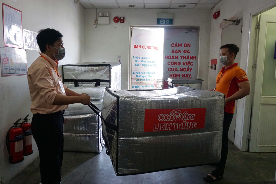  Hơn 30.000 suất ăn mỗi ngày được vận chuyển đến với người dân trong khu cách ly. (Ảnh: Thanh Vũ-Tuyết Thư/TTXVN)