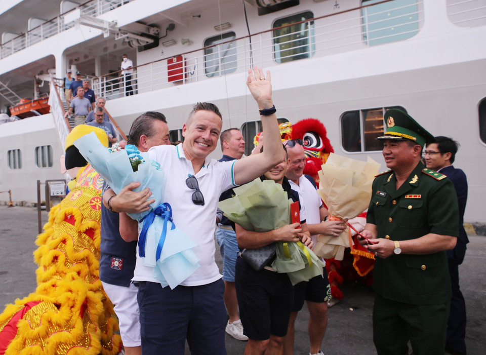 Hình ảnh du khách vui mừng vì được chào đón nồng nhiệt ngay khi xuống tàu. (Ảnh: Trần Lê Lâm/TTXVN)