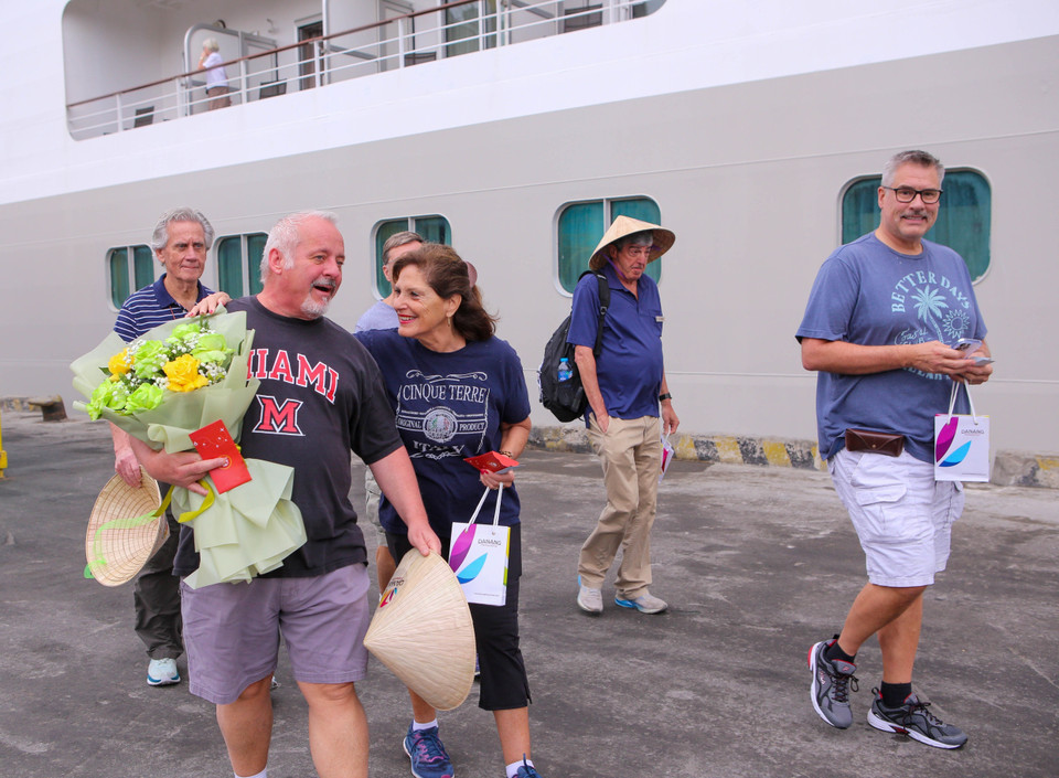 Du khách xuống tàu đi tham quan du lịch Đà Nẵng. (Ảnh: Trần Lê Lâm/TTXVN)