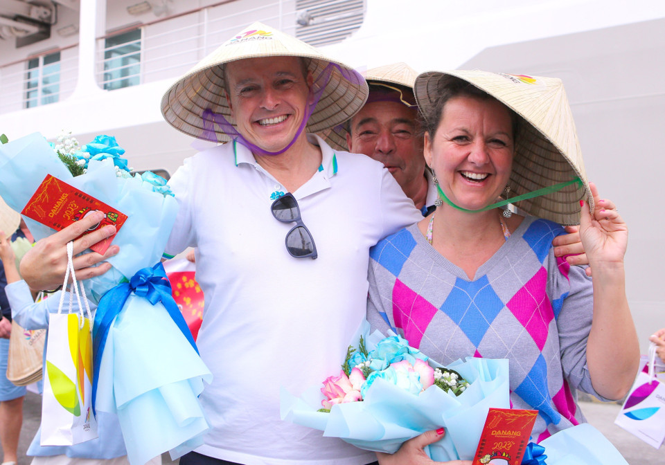 Du khách trên chuyến tàu biển Silver Spiritvui mừng vì được chào đón nồng nhiệt ngay khi xuống tàu. (Ảnh: Trần Lê Lâm/TTXVN)