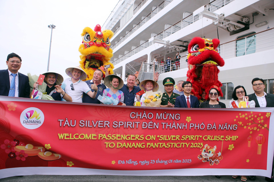 Lễ đón các du khách đầu tiên đến xông đất Đà Nẵng bằng đường biển. (Ảnh: Trần Lê Lâm/TTXVN)