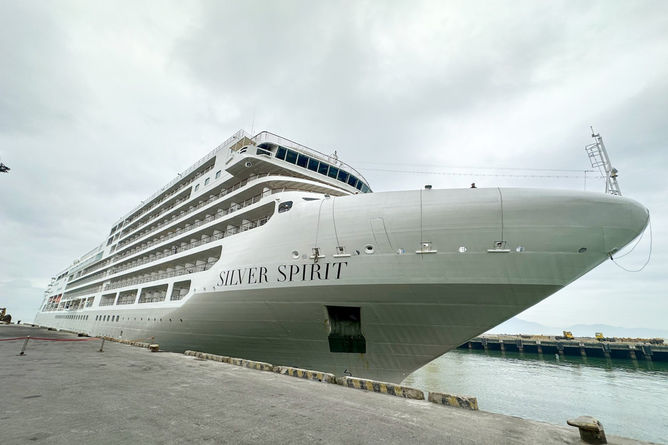 Tàu biển Silver Spirit cập cảng Tiên Sa đưa du khách đến xông đất Đà Nẵng trong ngày mùng 2 Tết. (Ảnh: Trần Lê Lâm/TTXVN)