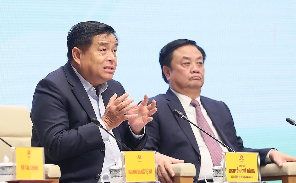 Bộ trưởng Bộ Kế hoạch và Đầu tư Nguyễn Chí Dũng đối thoại với nông dân. (Ảnh: Dương Giang/TTXVN)