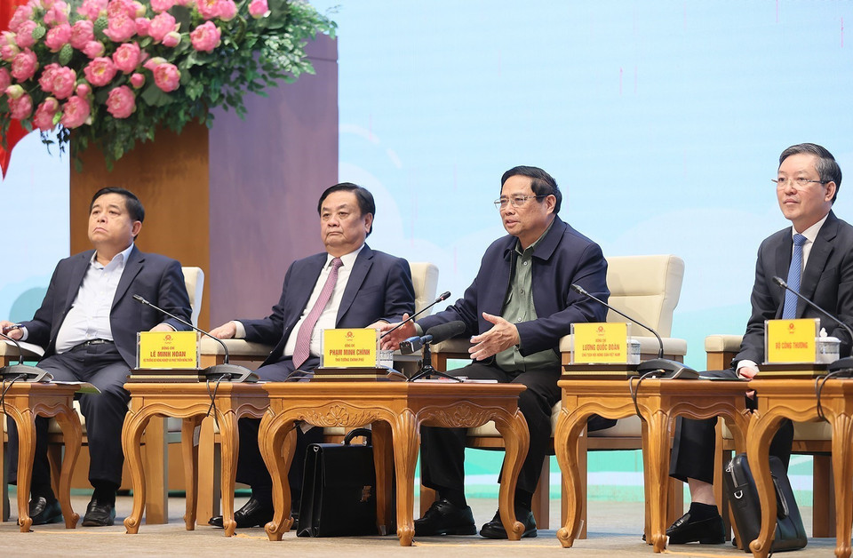 Thủ tướng Phạm Minh Chính đối thoại với nông dân. (Ảnh: Dương Giang/TTXVN)