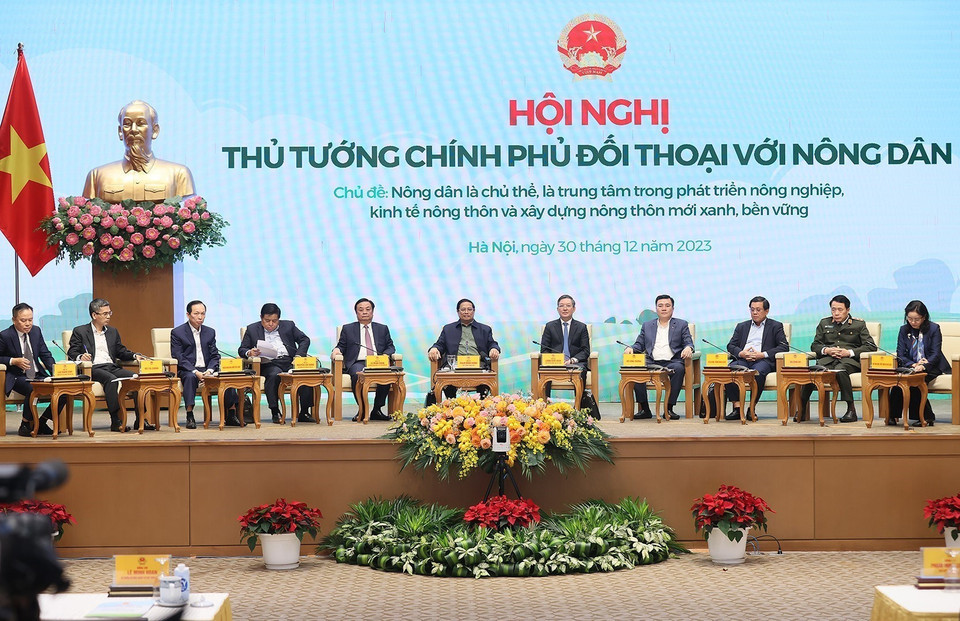 Thủ tướng Phạm Minh Chính và đại diện các bộ, ngành đối thoại với nông dân. (Ảnh: Dương Giang/TTXVN)