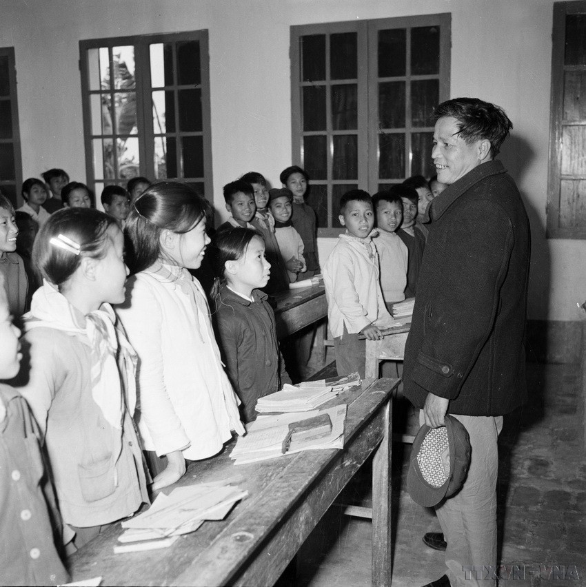 Đại tướng Nguyễn Chí Thanh, Ủy viên Bộ Chính trị, thăm học sinh lớp 5 Trường Bắc Lý (Hà Nam), ngày 18/1/1964. (Ảnh: Vũ Tiu/TTXVN)