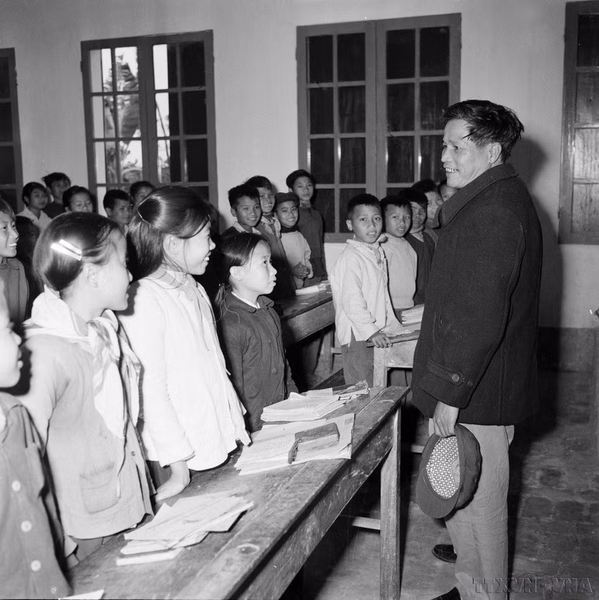 Đại tướng Nguyễn Chí Thanh, Ủy viên Bộ Chính trị, thăm học sinh lớp 5 Trường Bắc Lý (Hà Nam), ngày 18/1/1964. (Ảnh: Vũ Tiu/TTXVN)