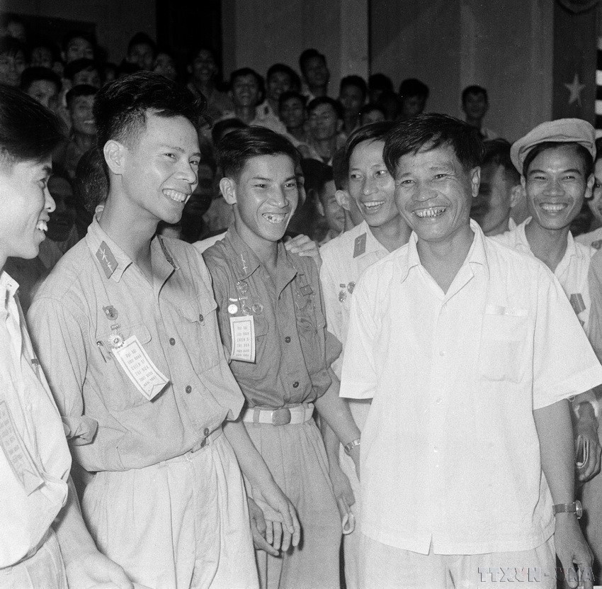 Đại tướng Nguyễn Chí Thanh, Ủy viên Bộ Chính trị, gặp và nói chuyện với các đại biểu trong giờ nghỉ tại Đại hội Liên hoan Chiến sỹ thi đua toàn quân (năm 1960). (Ảnh: Đoàn Tý/TTXVN)