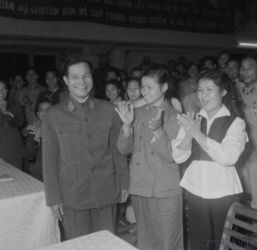 Đại tướng Nguyễn Chí Thanh, Ủy viên Bộ Chính trị, trò chuyện thân mật với các đại biểu dự Đại hội Đoàn thanh niên Lao động Toàn quân lần thứ nhất. (Ảnh: Đoàn Tý/TTXVN)