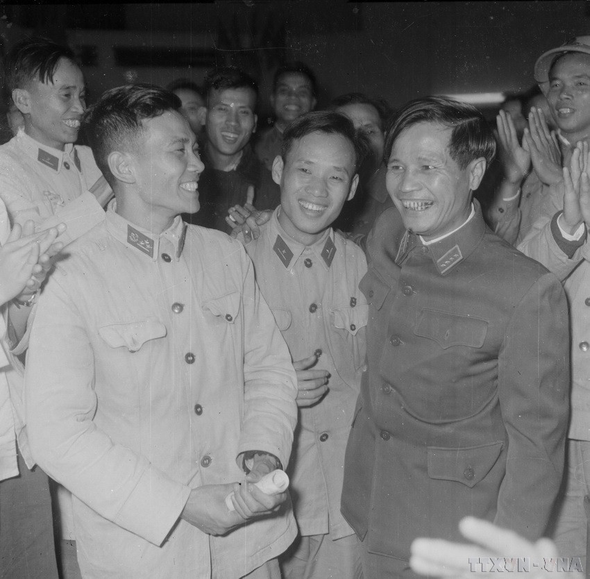 Đại tướng Nguyễn Chí Thanh, Ủy viên Bộ Chính trị, trò chuyện thân mật với các đại biểu dự Đại hội Đoàn thanh niên Lao động Toàn quân lần thứ nhất. (Ảnh: Đoàn Tý/TTXVN)