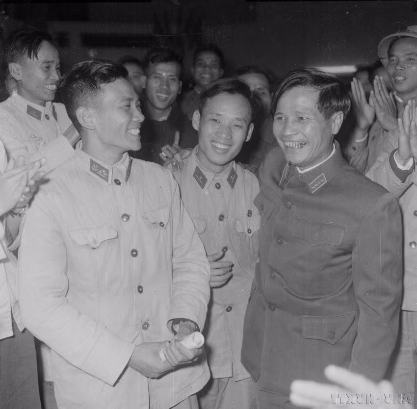 Đại tướng Nguyễn Chí Thanh, Ủy viên Bộ Chính trị, trò chuyện thân mật với các đại biểu dự Đại hội Đoàn thanh niên Lao động Toàn quân lần thứ nhất. (Ảnh: Đoàn Tý/TTXVN)