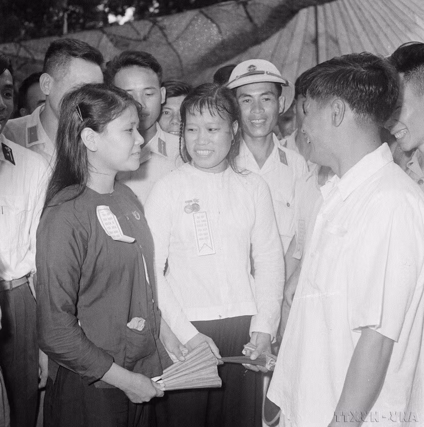 Đại tướng Nguyễn Chí Thanh, Ủy viên Bộ Chính trị, nói chuyện với chị Tô Thị Phúc, Trung đội trưởng dân quân xã Hải Châu (Tĩnh Gia, Thanh Hóa), một trong 2 người vinh dự được Chủ tịch Hồ Chí Minh tặng Huy hiệu của Người khi đến dự Liên hoan Chiến sỹ thi đua toàn quân (năm 1960). (Ảnh: Đoàn Tý/TTXVN)
