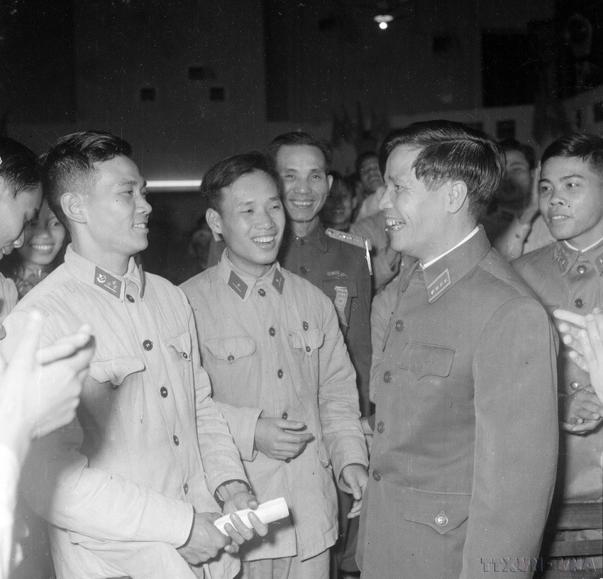 Đại tướng Nguyễn Chí Thanh, Ủy viên Bộ Chính trị, trò chuyện thân mật với các đại biểu dự Đại hội Đoàn thanh niên Lao động Toàn quân lần thứ nhất. (Ảnh: Đoàn Tý/TTXVN)