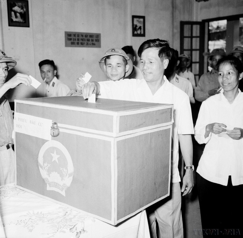 Đại tướng Nguyễn Chí Thanh, Ủy viên Bộ Chính trị, bỏ phiếu bầu cử đại biểu Quốc hội khóa III (26/4/1964) tại Khu vực A47 (Ba Đình, Hà Nội). (Ảnh: TTXVN)