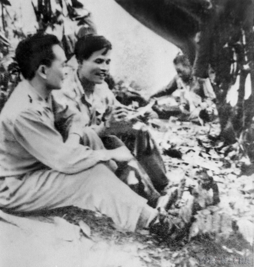 Đại tướng Võ Nguyên Giáp và Đại tướng Nguyễn Chí Thanh tại Chiến khu Việt Bắc năm 1951. (Ảnh: TTXVN phát)