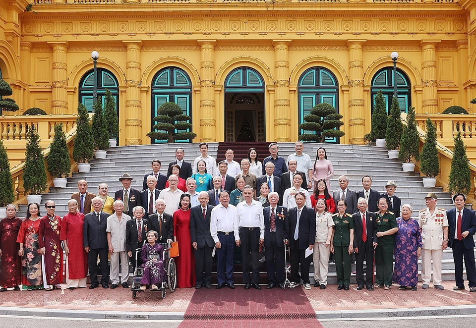 Tổng Bí thư, Chủ tịch nước Tô Lâm và đại biểu chụp ảnh chung với các cán bộ từng phục vụ Chủ tịch Hồ Chí Minh tại Phủ Chủ tịch giai đoạn 1954-1969. (Ảnh: Lâm Khánh/TTXVN)