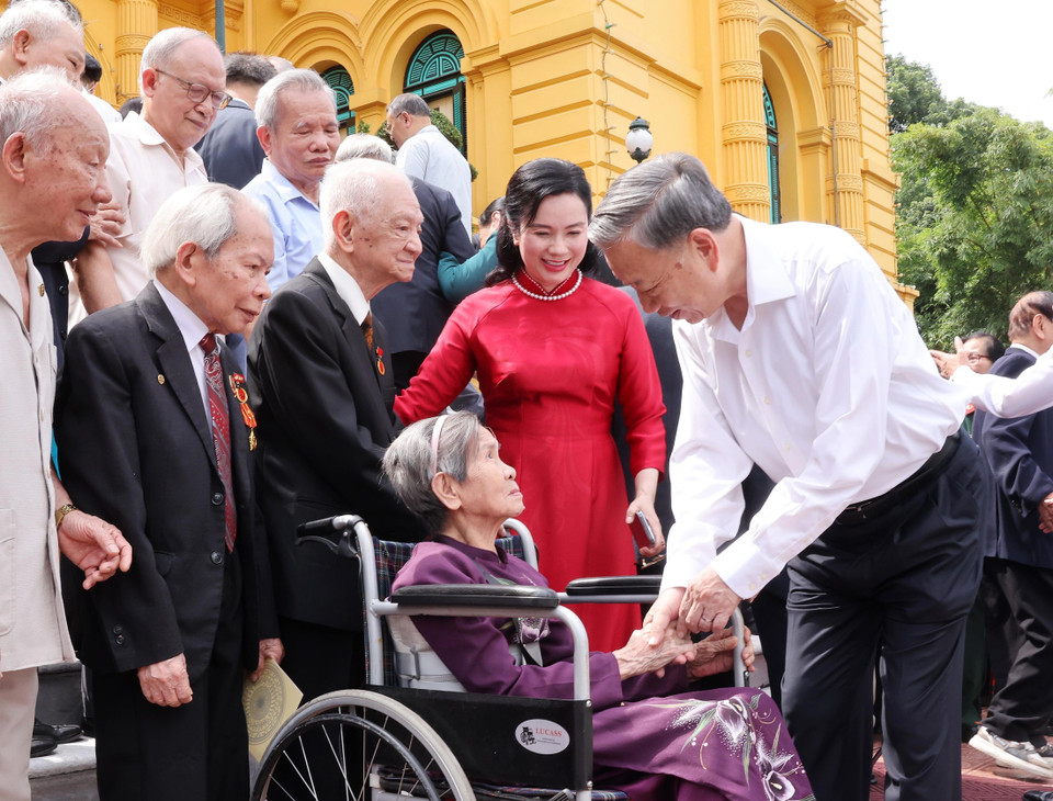 Tổng Bí thư, Chủ tịch nước Tô Lâm gặp mặt các cán bộ từng phục vụ Chủ tịch Hồ Chí Minh tại Phủ Chủ tịch giai đoạn 1954-1969. (Ảnh: Lâm Khánh/TTXVN)