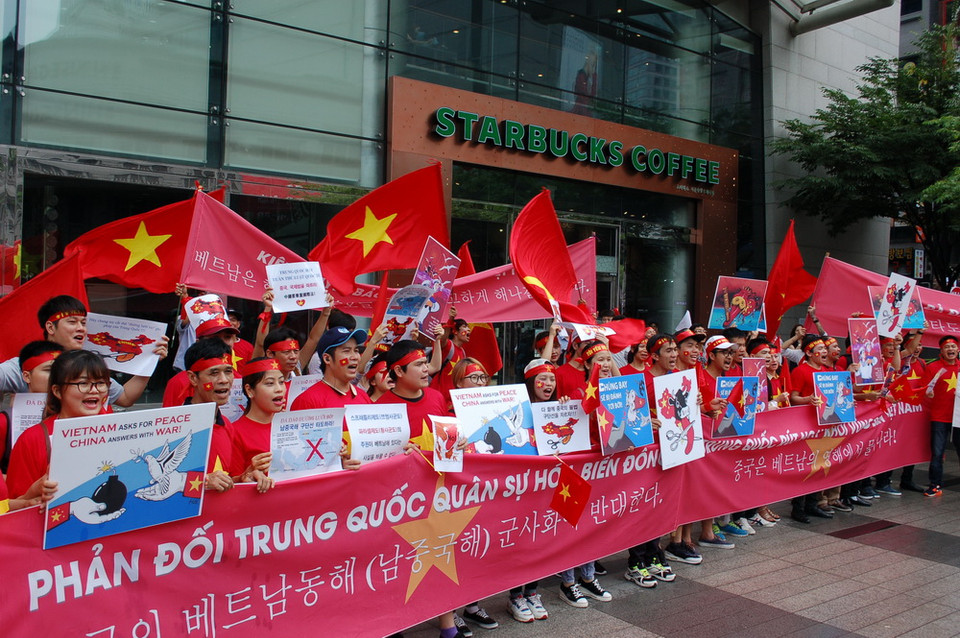 Đoàn người biểu tình nhuộm đỏ Quảng trường trung tâm Bưu điện Seoul, ngay trước Đại sứ quán Trung Quốc tại Hàn Quốc. (Ảnh: Vũ Toàn-Phạm Duy/Vietnam+)