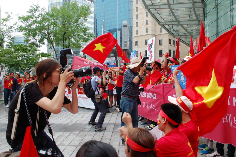 Phóng viên các hãng truyền thông lớn của Hàn Quốc và quốc tế tham gia đưa tin về cuộc biểu tình. (Ảnh: Vũ Toàn-Phạm Duy/Vietnam+)