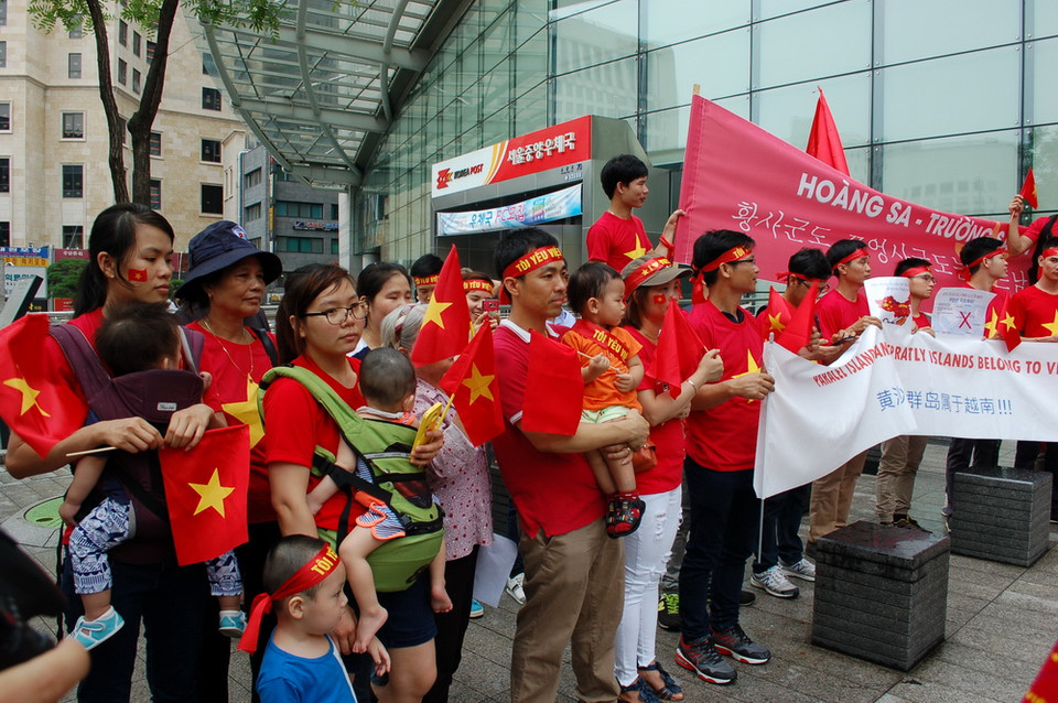 Nhiều gia đình đa văn hóa Việt-Hàn đã đến tham gia cuộc biểu tình. (Ảnh: Vũ Toàn-Phạm Duy/Vietnam+)