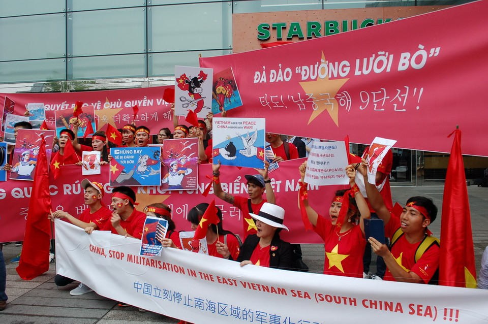 Đoàn người biểu tình hô vang các khẩu hiệu phản đối các hành vi bất hợp pháp của Trung Quốc và khẳng định chủ quyền của Việt Nam với hai quần đảo Hoàng Sa và Trường Sa. (Ảnh: Vũ Toàn-Phạm Duy/Vietnam+)