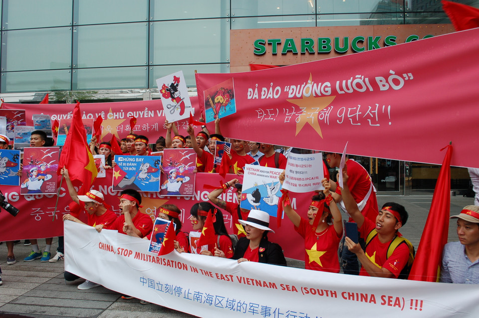 Đoàn người biểu tình hô vang các khẩu hiệu phản đối các hành vi bất hợp pháp của Trung Quốc và khẳng định chủ quyền của Việt Nam với hai quần đảo Hoàng Sa và Trường Sa. (Ảnh: Vũ Toàn-Phạm Duy/Vietnam+)